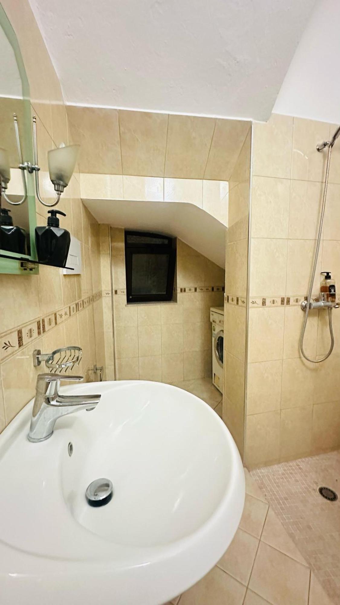 Sunlight & Comfort Flat 4 Pax * Tirana